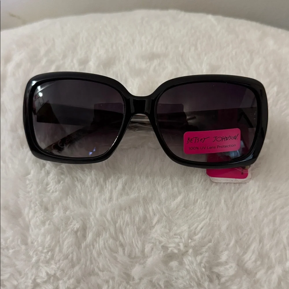 NWT Betsey Johnson square sunglasses. - Picture 1 of 4